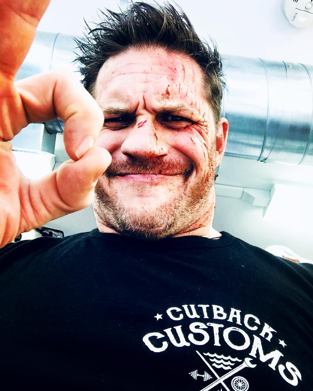 Tom Hardy revela impacto de filmes de ação em seu corpo: “Está tudo caindo aos pedaços”