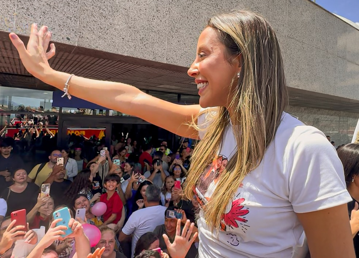 Campeã do BBB 25 é recebida com festa em Fortaleza e ganha título de embaixadora do turismo