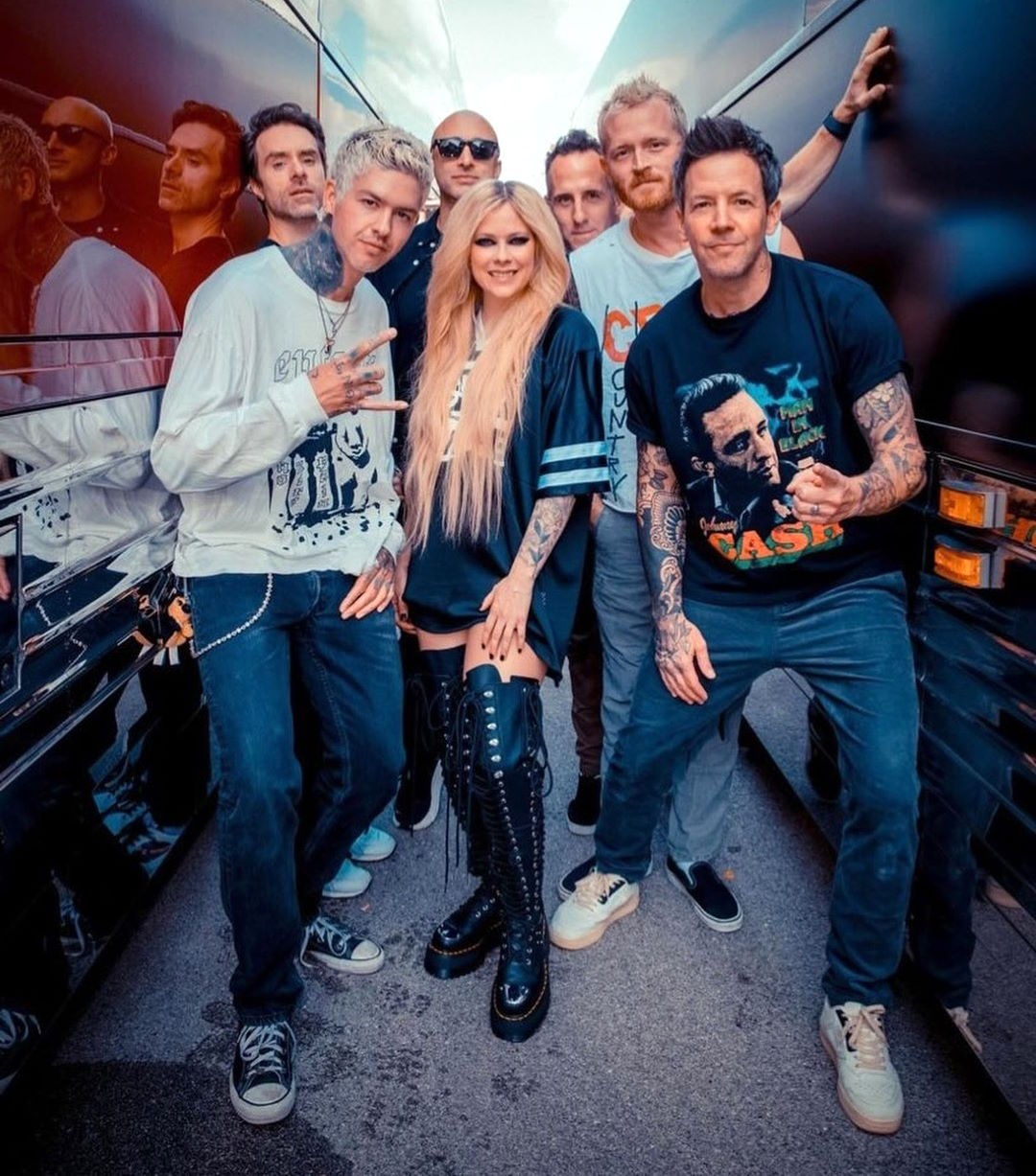 Avril Lavigne lança música com Simple Plan e dedica aos fãs do emo