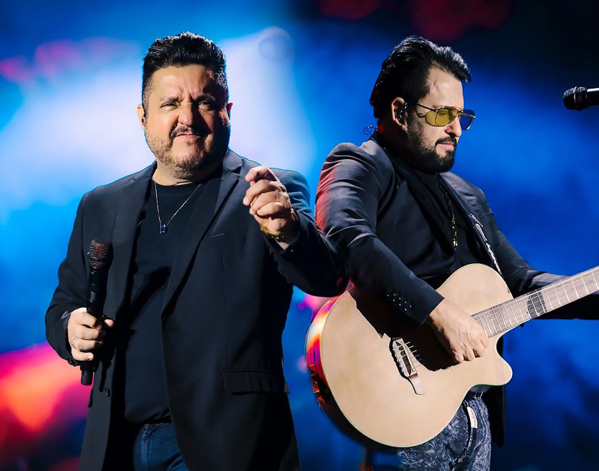 Marrone cai do palco, bate a cabeça e leva pontos na testa em show em Goiânia