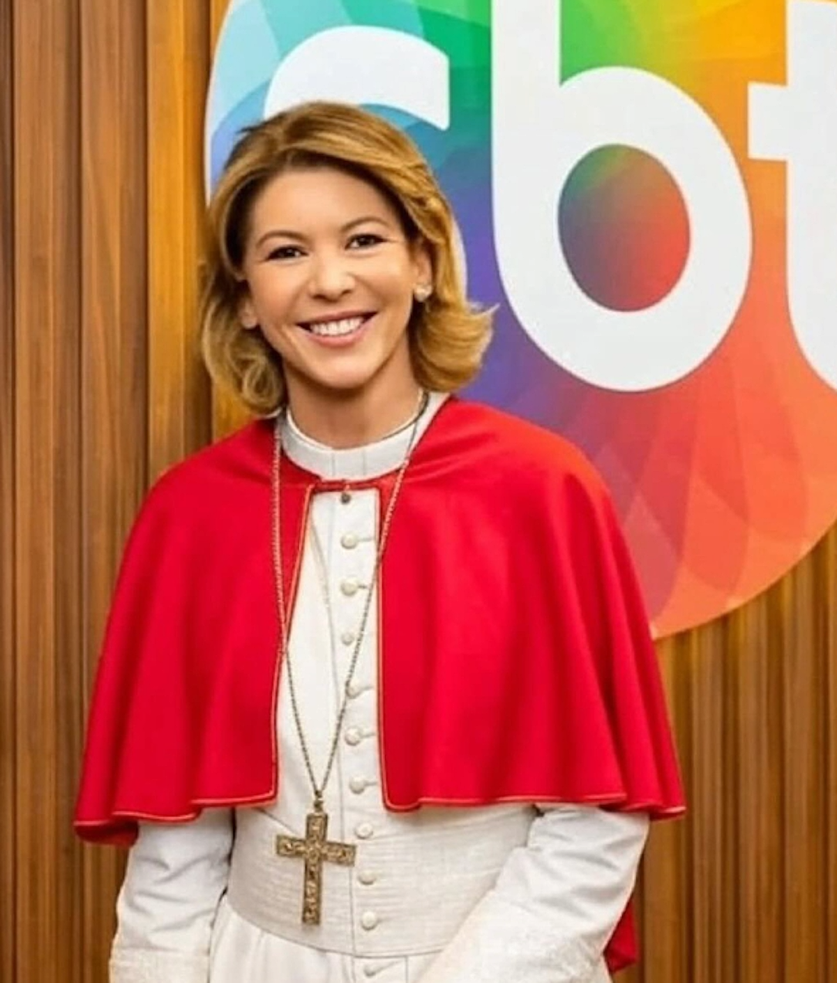 “Habemus grade!”: Daniela Beyruti vira Papa no anúncio da nova programação do SBT