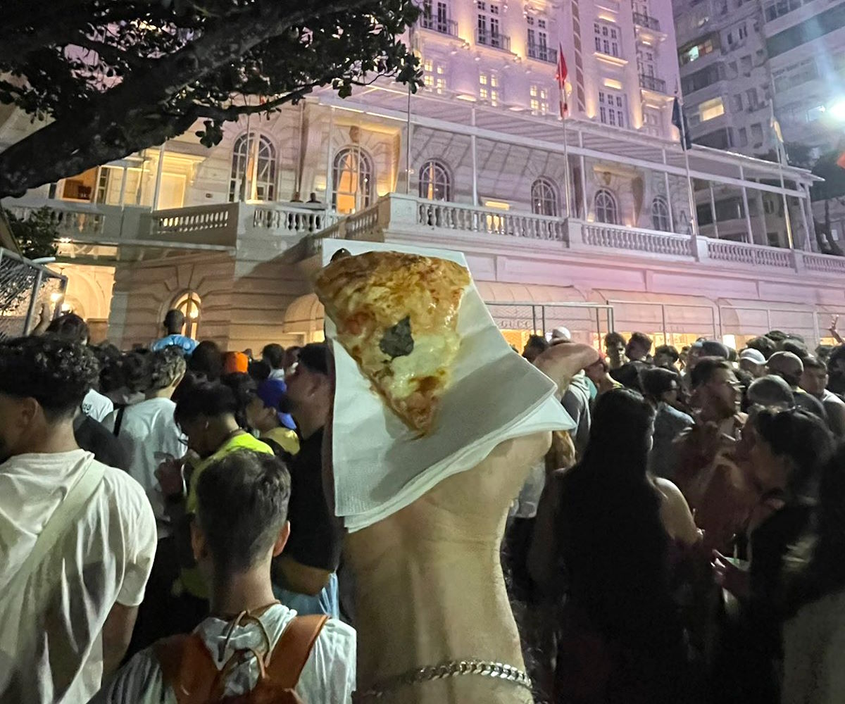 Lady Gaga manda pizzas para fãs no Rio antes de show em Copacabana