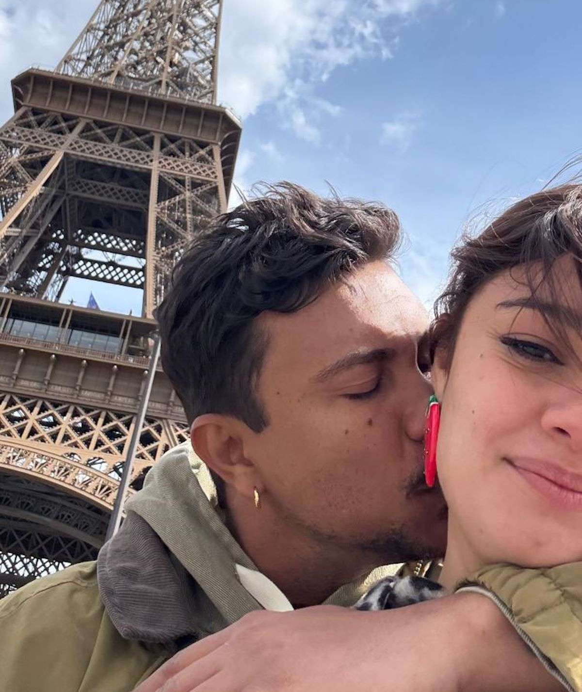 Xamã e Sophie Charlotte oficializam volta do namoro com foto em Paris
