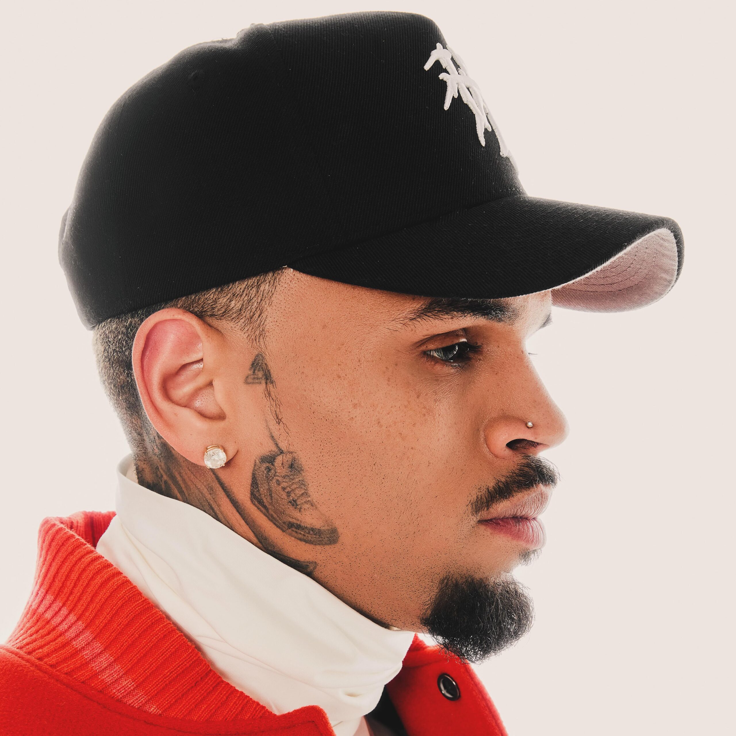 Chris Brown vai ficar um mês preso até audiência por briga em boate de Londres
