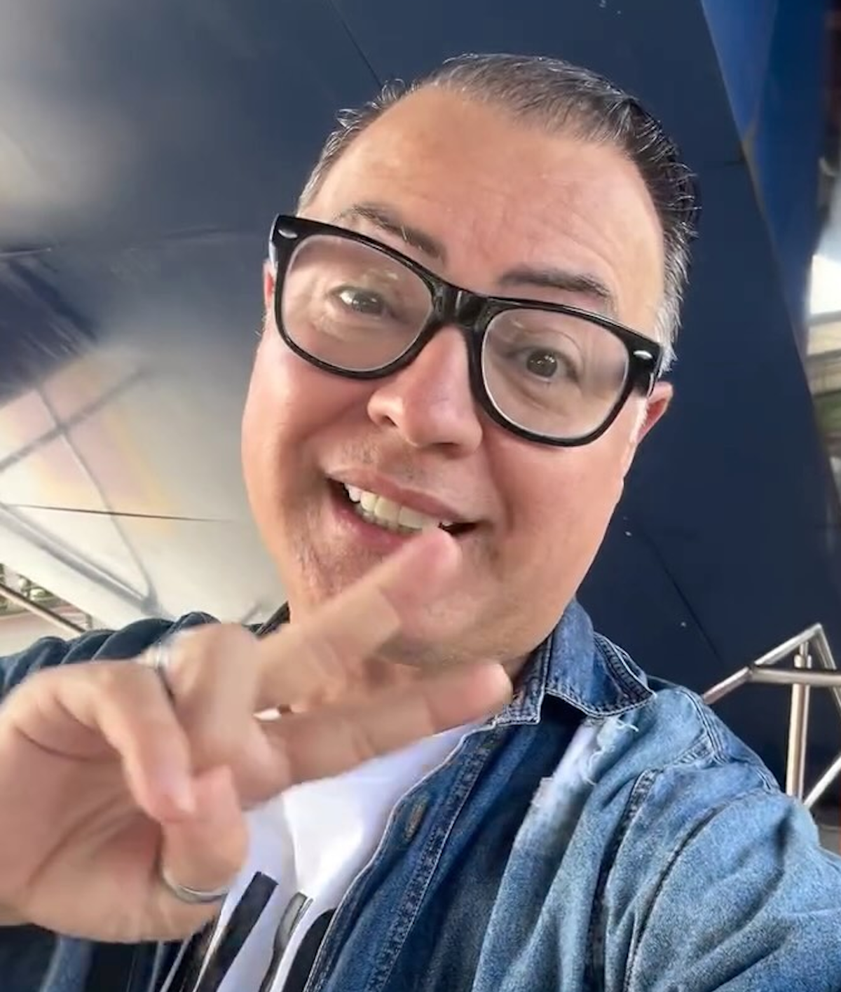 Ex-BBB Dicesar vira recepcionista de idosos no aeroporto de Guarulhos