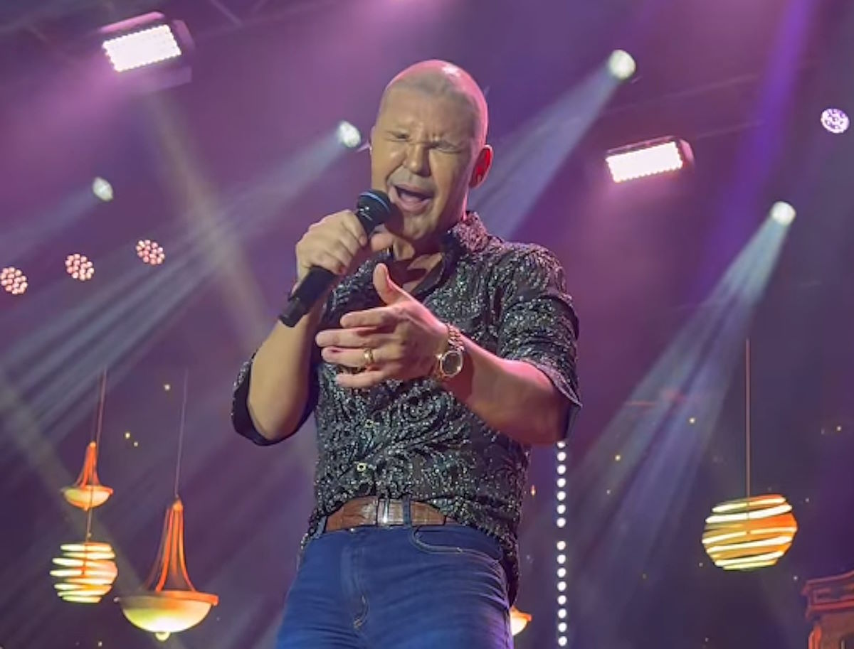 Eduardo Costa aparece careca em show e revela motivo: “As pessoas têm que saber”