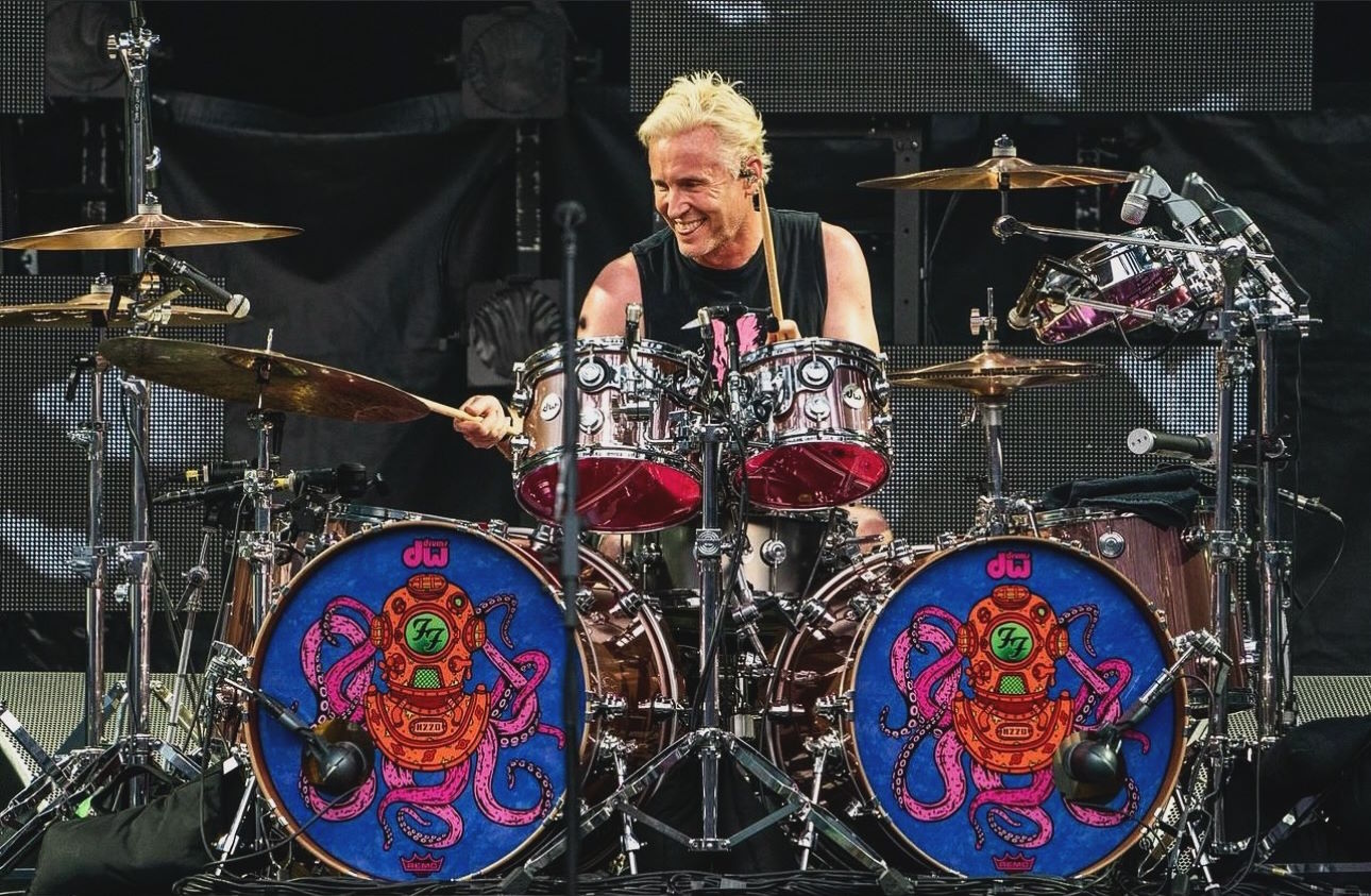Foo Fighters demite baterista Josh Freese após dois anos: “Chocado”