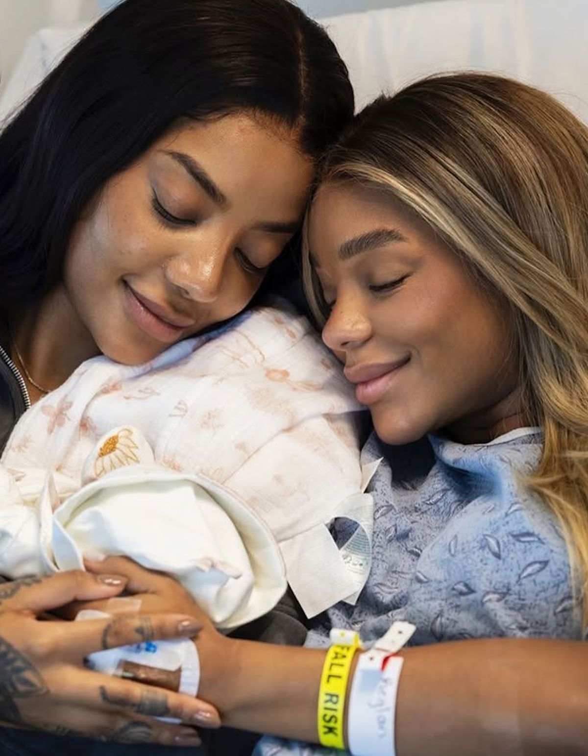 Ludmilla e Brunna Gonçalves mostram 1ª foto da filha Zuri e celebram maternidade