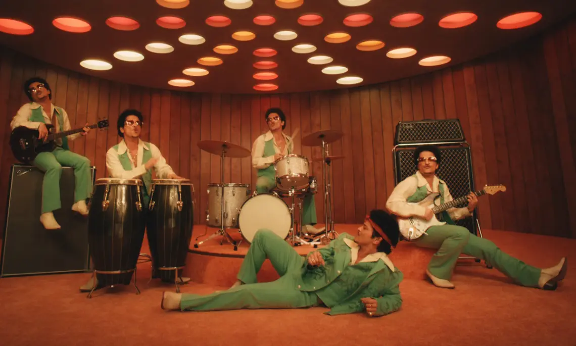 Bruno Mars lança clipe de seu primeiro álbum em 10 anos
