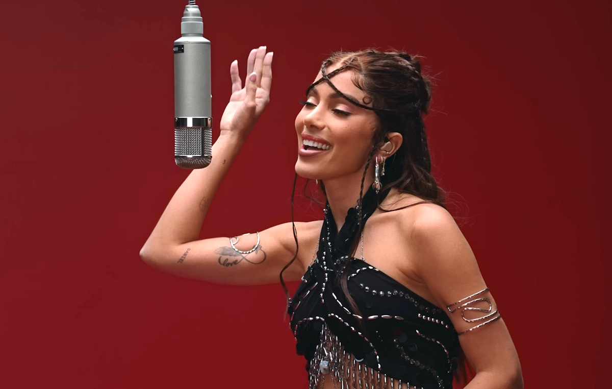 Anitta apresenta o samba “Pinterest” em performance inédita no YouTube